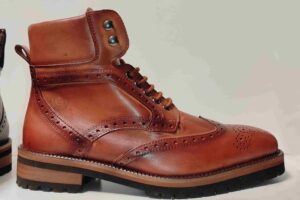 Bota para hombre con puntera vega, hecha con piel de alta calidad especial para uso de cremas y cepillado. Suela prefabricada con cerco de salpa y tacón de cuero.