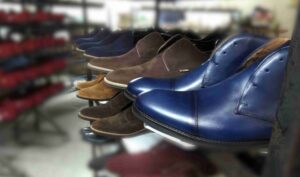 Botín para hombre hecho con piel de alta calidad en color azul intenso y con suela de cuero.