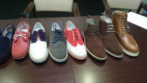 Foto de varios zapatos de hombre para una mini colección de calzado.