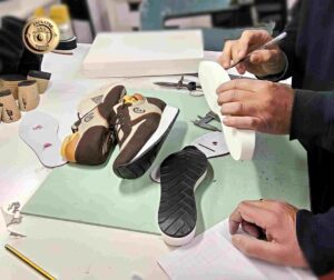 Director de proyectos realizando un retoque de suela para una deportiva unisex hecha con materiales reciclados.