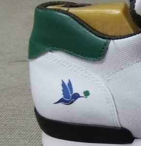 Detalle de la parte trasera de una deportiva de mujer con logotipo impreso sobre talón.