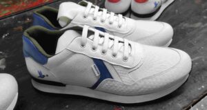 Deportiva de mujer hecha con materiales veganos en color blanco y azul y que llevan una suela de Tr con spoiler trasero.