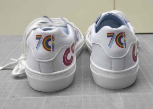 deportiva de mujer de piel con detalles estampados. Vista trasera.