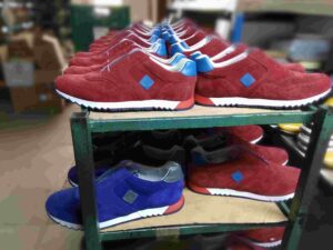 Deportiva unisex de piel de ante en color burdeos