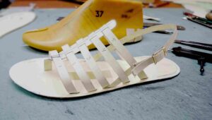 patrones de cartulina ensamblados para hacer una sandalia de mujer