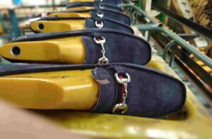 Mocasín de mujer, fabricación kiowa en fase de producción en la cadena de montaje en fábrica de zapatos. 