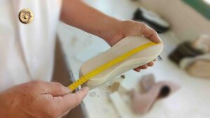 Comprobación de medidas de una horma de madera que se usará para creación de un prototipo de calzado.