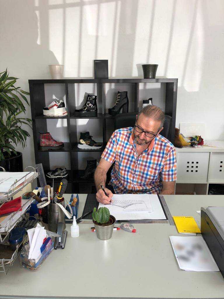 Jose Luis Esclapez realizando un dibujo.