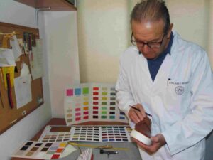 Director de proyectos realizando una selección de materias para creación de nuevos prototipos.
