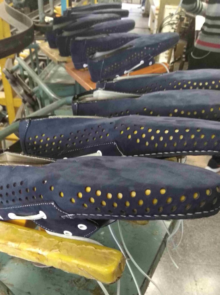 mocasin-kiowa-agujeros-calados-marino-developed-by-esclapezdesign