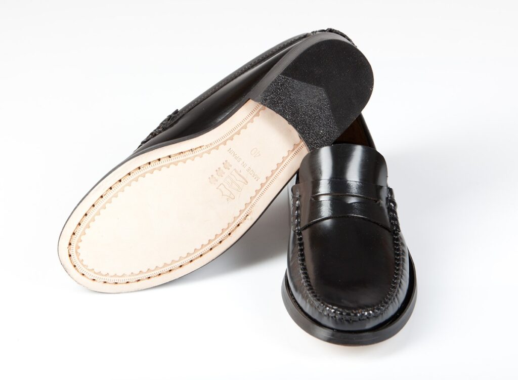 mocasin-kiowa-antifaz-hombre-piel-negro-suela-cuero-developed-by-esclapezdesign