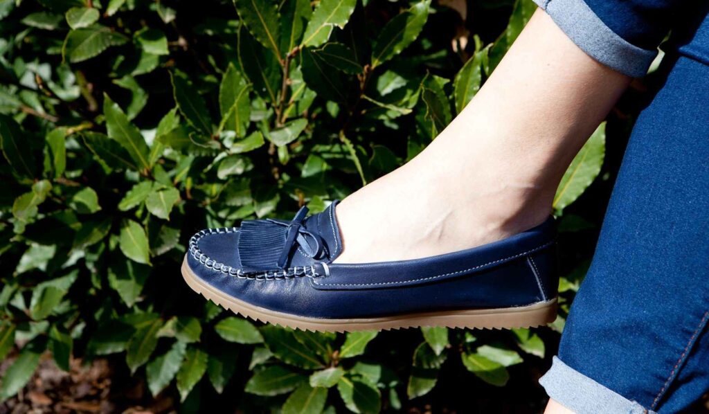 mocasin-kiowa-mujer-flecos-piel-azul-developed-by-esclapezdesign